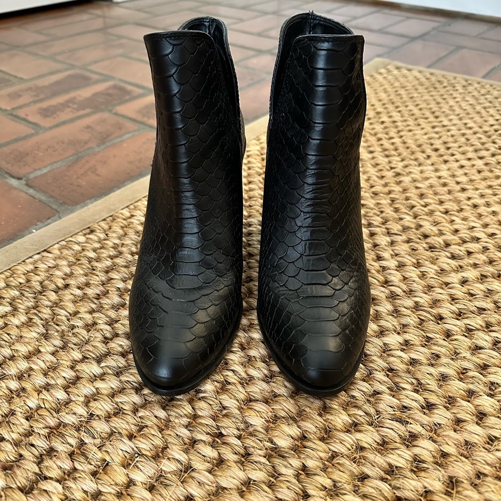 Kaanas Black Alligator Ankle Booties